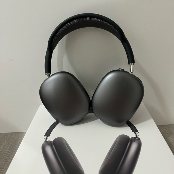 SOLD Airpods Max Space Gray with Box - Picture 7 of 9